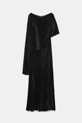 Vestido largo negro de la colección ZW de Zara, confeccionado en tejido satinado. Cuenta con un diseño asimétrico que incorpora una capa superpuesta y un corte fluido.