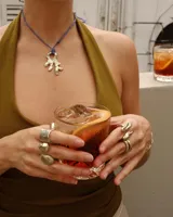 Anillo de diseño orgánico y macizo con forma irregular, elaborado artesanalmente en metal.