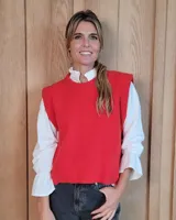 Chaleco de punto tejido en lana lambswool, con cuello redondo, diseño holgado y aberturas laterales con botones.