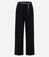 Pantalón wide leg de crepé color negro, de corte recto y tiro alto. Incluye pasadores en la cintura y un delicado cinto de cadena metálica con dije frontal.