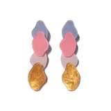 Par de aros colgantes con piezas geométricas irregulares en tonos pastel y dorado.