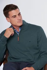 Buzo liso de punto fino en hilo de algodón color azul marino, con cuello alto y cierre frontal parcial con detalle de tirador de cuero.