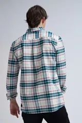 Camisa de manga larga a cuadros en tonos blanco, verde, azul y rojo. Tiene dos bolsillos en el pecho y cierre con botones.
