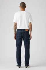 Jean de corte slim fit, color azul oscuro con efecto lavado sutil. Presenta cierre de botones y cinco bolsillos clásicos.