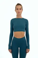 Top deportivo manga larga color azul petróleo, con escote redondo y espalda abierta.