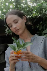 Campera de punto color beige, con cierre frontal y cuello alto. Presenta un diseño de tejido con líneas verticales y detalle en el tirador del cierre.