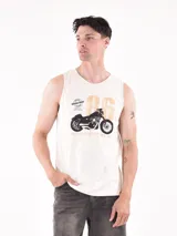Musculosa sin mangas color blanco hueso con estampa frontal de una motocicleta estilo chopper y el número "86" en tonos ocre. Incluye texto con frases motivacionales.