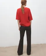 Chaqueta de corte sastre en color marrón oscuro, con cierre frontal de botones, cuello con solapas y bolsillos delanteros aplicados.