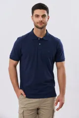 Remera polo lisa de piqué en color bordó, con cuello camisero, cierre frontal con botones y mangas cortas.