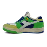Championes deportivos Diadora modelo B.560 Italia, de corte bajo, con paneles superpuestos en tonos verde brillante, verde lima, azul marino y blanco. Presentan cordones azules y suela gruesa en tonos beige, azul y verde.