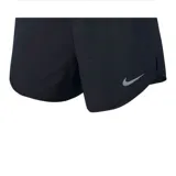 Short deportivo Nike para mujer, diseñado para running, con cintura elástica y logo reflectante en el lateral. Cuenta con aberturas laterales para mayor libertad de movimiento.