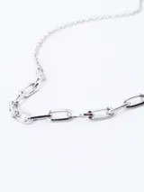 Collar plateado con cadena de eslabones grandes.