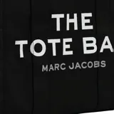 Bolso tote de gran tamaño Marc Jacobs, confeccionado en lona de algodón negra con el logo estampado en blanco en el frente. Cuenta con asas superiores reforzadas y una estructura amplia y resistente.