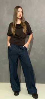 Pantalón de jean azul oscuro, de corte wide leg, con costuras frontales en relieve y bolsillos laterales.