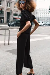 Top de algodón color negro con cuello redondo y mangas cortas abullonadas con terminación elástica.