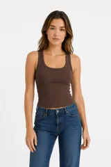 Musculosa de algodón acanalado, color marrón, con breteles anchos, cuello redondo y ajuste al cuerpo.