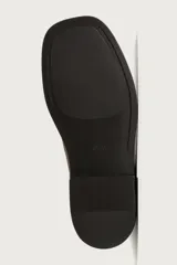 Bota de cuero color marrón oscuro con diseño de caña media, horma cuadrada y cierre lateral mediante cremallera. Cuenta con suela a contraste y un ligero tacón.