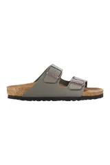 Sandalias Birkenstock modelo Arizona, color gris, con dos correas ajustables con hebillas metálicas color cobre.