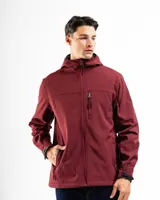 Campera negra con capucha y cierre frontal, de corte clásico y bolsillos laterales con cierre.