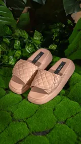 Sandalias bajas color beige con plataforma y tira ancha acolchada con diseño de rombos.