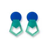 Par de aros colgantes con forma geométrica. Círculo azul, trapecio verde y romboide calado verde.