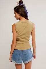 Musculosa de algodón color tostado, con cuello redondo y diseño ajustado.