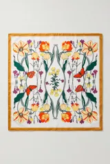 Pañuelo cuadrado de seda con estampado botánico de flores y mariposas sobre fondo blanco y borde color mostaza.