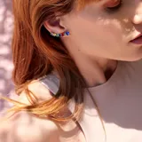 Par de aros trepadores con enganche detrás de la oreja. Diseño con cristales cúbicos de zirconia de colores.