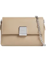 Cartera bandolera color beige de cuero sintético granulado, con correa de cadena plateada y cierre de solapa con placa metálica con logo grabado.