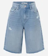 Bermuda jorts de jean en color celeste, con cintura media, calce amplio, bolsillos delanteros y traseros, y detalles de desgastes localizados.