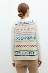 Chaleco de punto beige con jacquard multicolor, escote en V y corte recto.