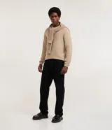 Suéter de punto para hombre, color celeste, con textura acanalada horizontal, cuello redondo y mangas largas con puños ajustados.