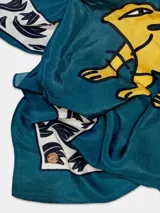 Pañuelo cuadrado de 100x100 cm, color azul marino con estampado de tigre y borde con diseño floral en color dorado.