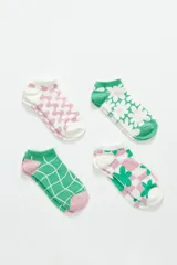 Pack de cuatro pares de medias tipo soquete con diseños estampados variados, incluyendo patrones de ondas, flores, cuadrícula y cuadros con flores.