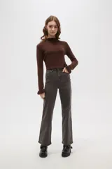 Pantalon de jean gris de corte recto y tiro alto, con cierre frontal y bolsillos laterales.