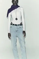 Body de manga larga confeccionado en mezcla de poliamida, con cuello redondo y cierre inferior con botones a presión.