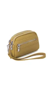 Monedero de dama con correa de mano, confeccionado en material símil cuero con textura granulada. Cuenta con doble compartimento principal con cierre y un bolsillo frontal con cierre, ideal para organizar tarjetas, billetes y monedas.