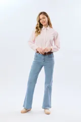 Pantalón de jean wide leg de algodón con elastano, color celeste, de tiro alto y corte amplio con bolsillos traseros.