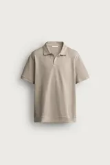 Polo regular fit color verde militar con textura acanalada vertical, cuello solapa con abertura frontal, manga corta y acabados en rib.