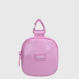 Estuche compacto y acolchado para audífonos, marca Bubba, color rosado. Cuenta con cierre de cremallera y un mosquetón plástico superior para colgar.