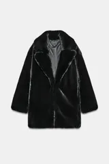 Abrigo de Zara con efecto pelo, cuello de solapa con muescas, manga larga y bolsillos delanteros. Cuenta con forro interior a tono y cierre frontal mediante ganchos metálicos.
