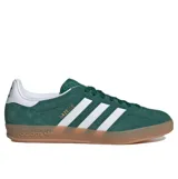 Championes Adidas Gazelle Indoor de gamuza color verde, con las icónicas tres tiras laterales en blanco y suela de caucho color caramelo. Presenta el nombre del modelo en letras doradas y detalle en el talón en color blanco.