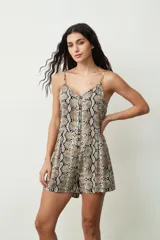 Mono corto negro con breteles finos y botones frontales.