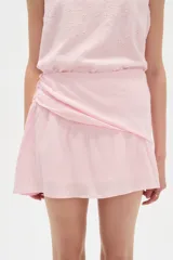Falda mini de viscosa blanca con detalles de frunces y diseño cruzado.