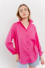 Camisa fucsia de algodón, corte clásico, manga larga y cierre con botones.