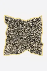 Pañuelo cuadrado de poliéster reciclado Bimba Y Lola con estampado animal print tipo leopardo en tonos negros y beiges, con borde amarillo y logo estampado en una esquina.