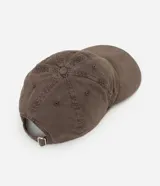 Gorra de algodón con acabado desgastado y efecto cationizado. Presenta una estructura clásica de seis paneles con visera curva, ojales bordados para ventilación y cierre trasero ajustable.