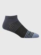 Calcetín corto de corte deportivo en tonos gris y azul, con diseño de franjas horizontales y puntera reforzada.