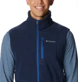 Chaleco de forro polar azul marino con cierre frontal completo, cuello alto, bolsillo vertical con cierre en el pecho y bolsillos laterales con cierre. Presenta el logo de la marca bordado en el pecho.