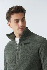 Campera negra tejida bondeada para hombre, con fit regular, logo estampado, cremallera entera y bolsillos con cierre.